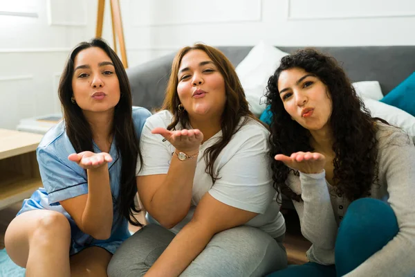 Atractivas Mujeres Jóvenes Hispanas Teniendo Una Divertida Fiesta Pijamas Soplando — Foto de Stock
