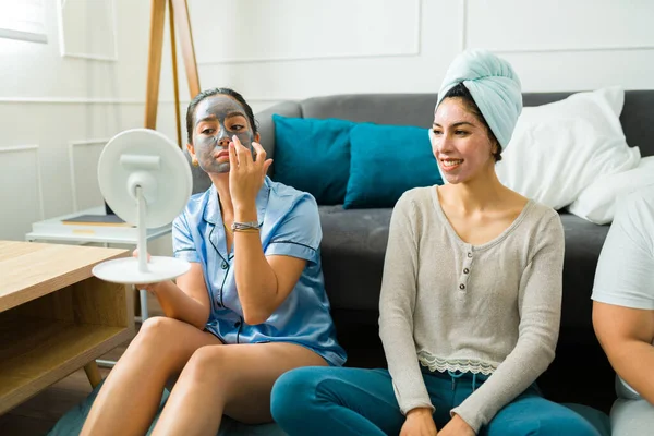 Attraktiva Bästa Vänner Som Tar Sig Ansiktsmasker Och Hudvårdsprodukter Pyjamas — Stockfoto