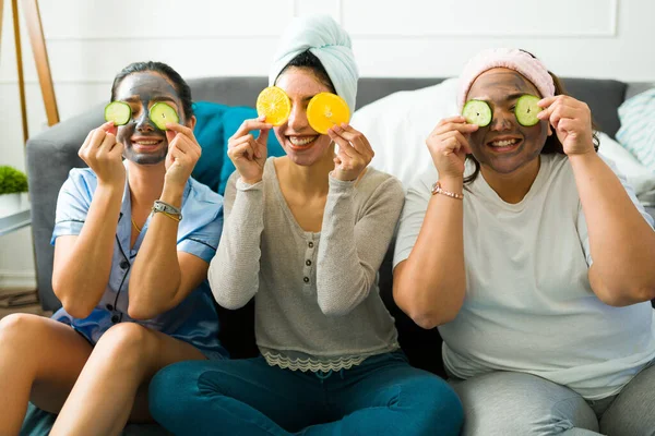 Tre Glada Unga Kvinnor Som Har Roligt Att Sätta Ansiktsmasker — Stockfoto