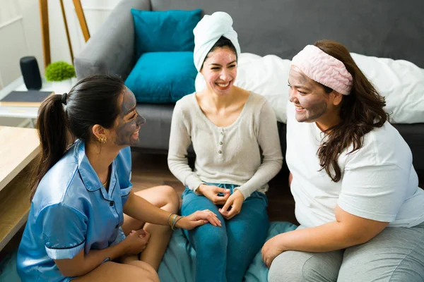여성들 친구들은 웃으면서 야뇨증 마스크를 — 스톡 사진