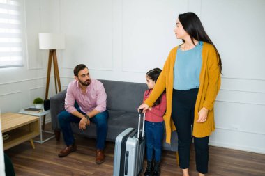 Üzgün bir baba, evlilik sorunları ve boşanma yüzünden ailesini terk ederken kızına veda ediyor.