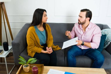 Yakışıklı beyaz adam kavga ettikten sonra üzgün karısından yasal boşanma kağıtlarını imzalamasını istemekte sorun yaşıyor. 