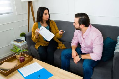 İspanyol kadın kalemi kocasına veriyor ve evlilik sorunları yüzünden boşanma kağıtlarını imzalamak istiyor.