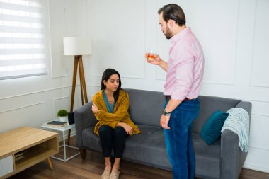 Kafkasyalı bir adam üzgün karısıyla kavga ederken alkol içip bağımlılıktan acı çekiyor. 