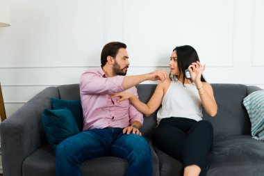 Kanepede oturan kızgın çift, arabalarının anahtarlarını alıp, sorunları yüzünden evi terk ettikleri için kavga ediyorlar.