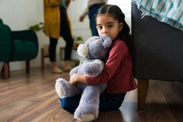 Porträt Eines Verängstigten Kleinen Mädchens Mit Einem Teddybär Der Blickkontakt — Stockfoto
