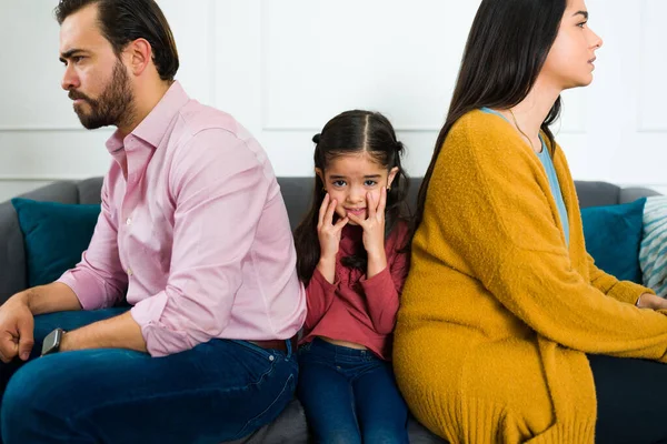 在关于孩子监护权和离婚的争吵之后 坐在愤怒的父母中间 看起来很害怕 — 图库照片