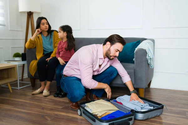 离婚后 因婚姻问题而离开家的心烦意乱的高加索男人收拾他的手提箱 — 图库照片