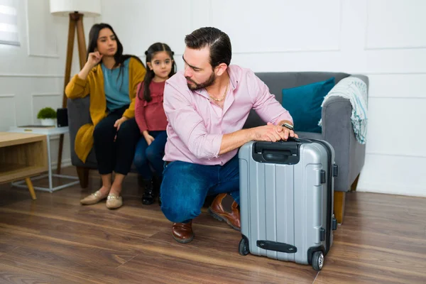 悲伤的丈夫和父亲 提着手提箱从家里搬出 看着他因离婚而破碎的家庭 — 图库照片