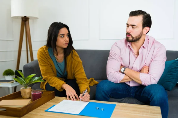 Latin Angry Woman Signing Divorce Papers Divorcing His Upset Husband — Stock Photo, Image