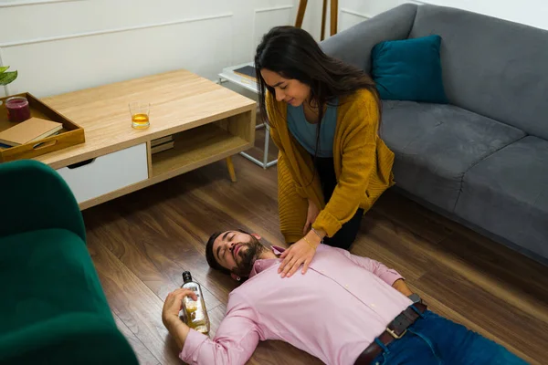Scared Young Woman Trying Help Her Passed Out Drunk Husband — Stock Photo, Image