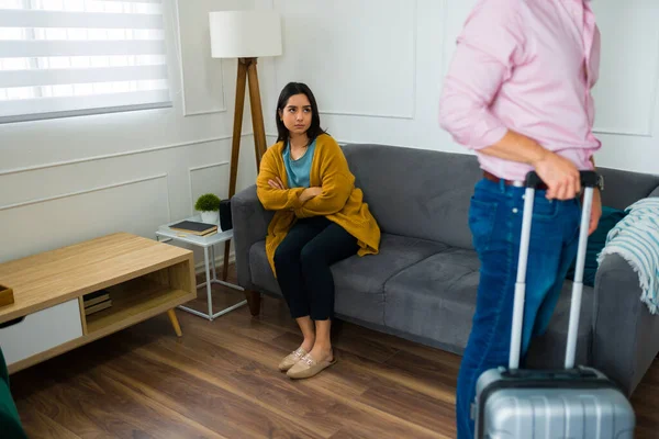 悲しいですラテン女性見落ち込んで彼女の夫残すザ 結婚と移動とともにAスーツケース — ストック写真
