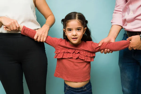 Mooi Klein Kind Maakt Oogcontact Ziet Bang Uit Terwijl Haar — Stockfoto