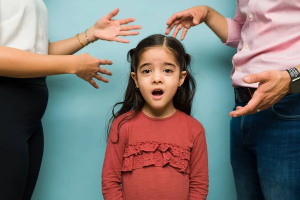 Zaskoczona Przestraszona Mała Dziewczynka Patrząca Kamerę Słuchająca Kłócących Się Rodziców — Zdjęcie stockowe