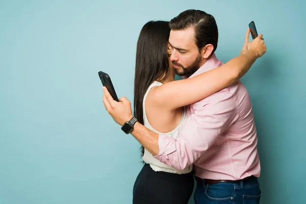 Batota Casal Abraçando Ter Caso Line Enquanto Mensagens Texto Seus — Fotografia de Stock