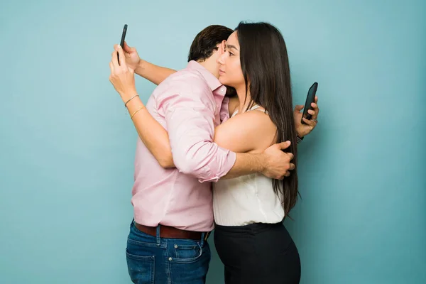 Mujer Joven Latina Abrazando Pareja Enviando Mensajes Texto Teléfono Inteligente —  Fotos de Stock