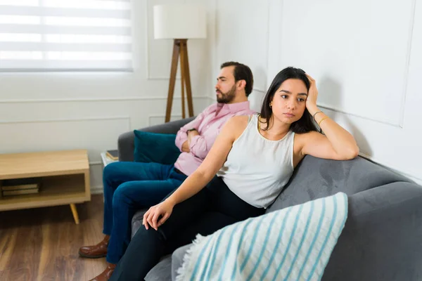 伤心的女人在争吵和许多婚姻问题之后 背对着自己的伴侣坐在沙发上 — 图库照片
