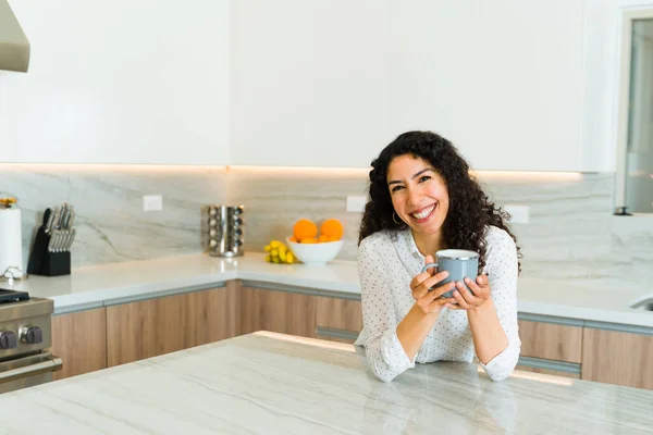 Mulher Bonita Excitada Sua Bela Cozinha Branca Rindo Parecendo Feliz — Fotografia de Stock