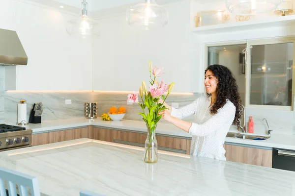 Mulher Latina Atraente Colocando Vaso Com Flores Ilha Cozinha Sua — Fotografia de Stock
