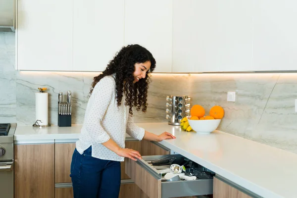 Mutlu Güzel Kadın Yemek Yapmaya Hazırlanıyor Lüks Mutfağındaki Granit Çekmecede — Stok fotoğraf