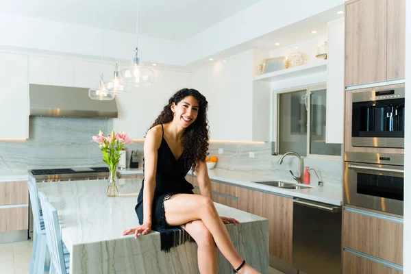 Preciosa Mujer Hispana Con Vestido Formal Negro Sentada Cocina Lujo —  Fotos de Stock