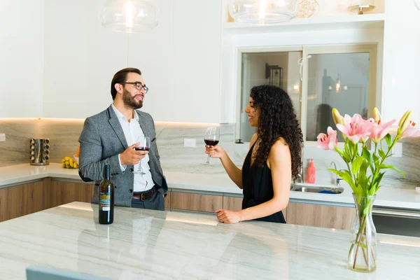 Aufgeregtes Elegantes Paar Lächelt Während Gemeinsam Wein Trinkt Und Sich — Stockfoto