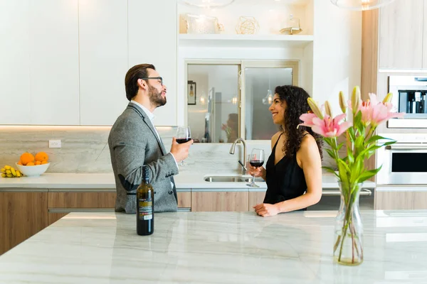 英俊潇洒的男人和快乐的女人 在一个优雅的约会中 喝一杯美酒开怀大笑 — 图库照片