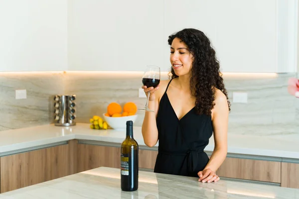 Hispanic Vacker Kvinna Dricker Ett Glas Vin Bär Formell Klänning — Stockfoto