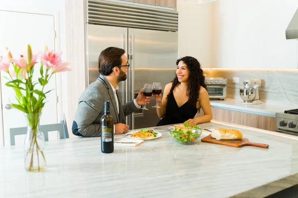Spent Kvinne Mann Som Skåler Mens Spiser Middag Drikker Vin – stockfoto