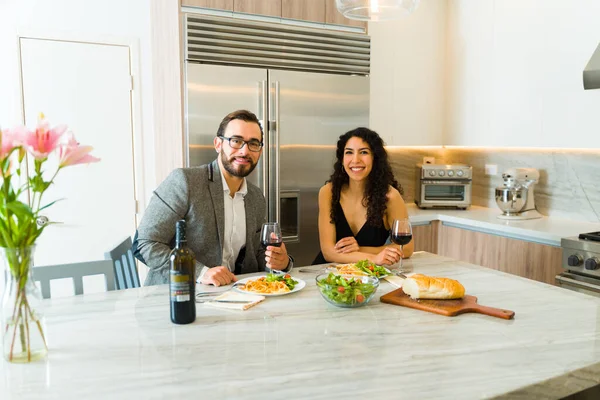 一对年轻貌美的夫妇在豪华厨房里举行正式的晚宴约会时 面带微笑地进行眼神交流 — 图库照片