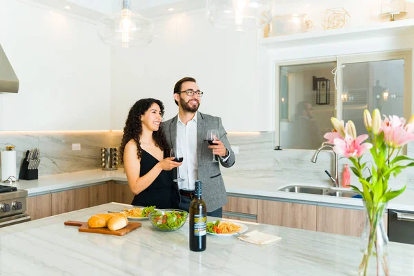 Casal Feliz Atraente Sorrindo Bebendo Copo Vinho Juntos Uma Cozinha — Fotografia de Stock