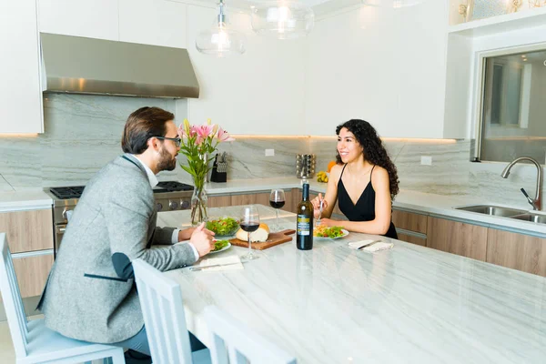 快乐的年轻女人和丈夫聊天 在他们漂亮的厨房里举行正式的晚餐约会 — 图库照片