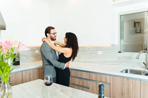 ロマンチックなカップル抱擁と笑顔へキスしながらワインを飲みながら後に美しいディナーデートで家 — ストック写真