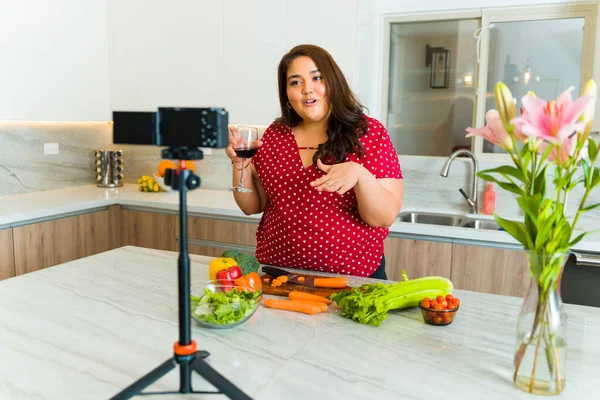 Mujer Joven Bloguera Alimentos Filmando Video Cocina Mientras Corta Verduras —  Fotos de Stock