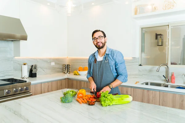 一个三十多岁的男子在花岗岩厨房岛上切蔬菜 做健康晚餐的画像 — 图库照片