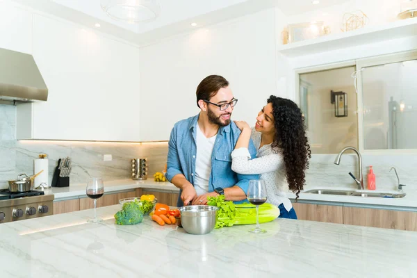 Romantyczna Para Uśmiechnięta Patrząc Miłości Podczas Przytulania Gotowania Zdrowej Kolacji — Zdjęcie stockowe