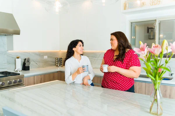 Feliz Latina Melhores Amigos Uma Cozinha Luxo Bebendo Café Juntos — Fotografia de Stock