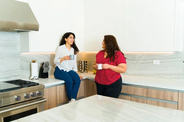 Neşeli Genç Kadınlar Iyi Arkadaşlar Lüks Bir Mutfakta Sohbet Edip — Stok fotoğraf