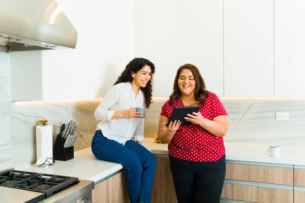 Возбужденные Молодые Женщины Девушки Смеются Весело Отдыхать Красивой Кухне Используя — стоковое фото