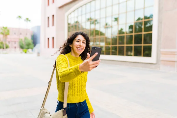 白种人快乐的女人用她的智能手机打了一个移动视频电话 与网上的朋友保持联系 — 图库照片