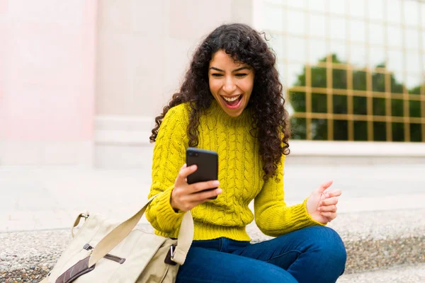 Mujer Feliz Aspecto Emocionado Mientras Envía Mensajes Texto Uso Las —  Fotos de Stock
