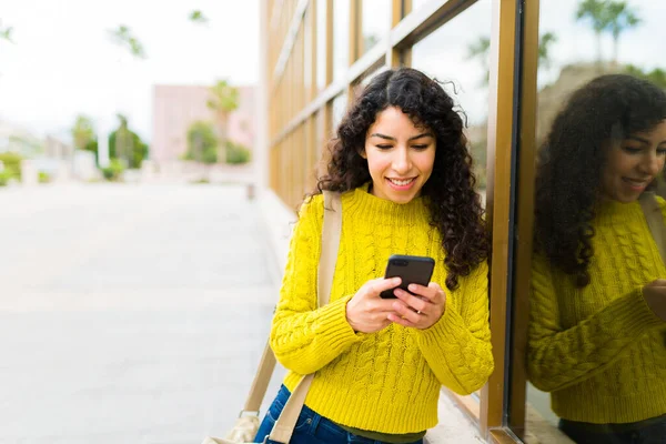 Caucasian Beautiful Woman Smiling While Walking Work Texting Smartphone Using — Stock Photo, Image