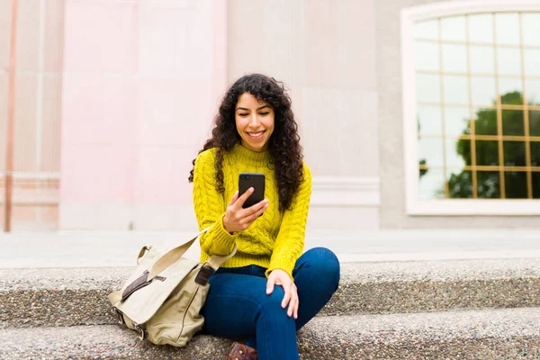 Веселая Белая Женщина Смеется Используя Мобильные Технологии Смартфон Оставаться Связи — стоковое фото