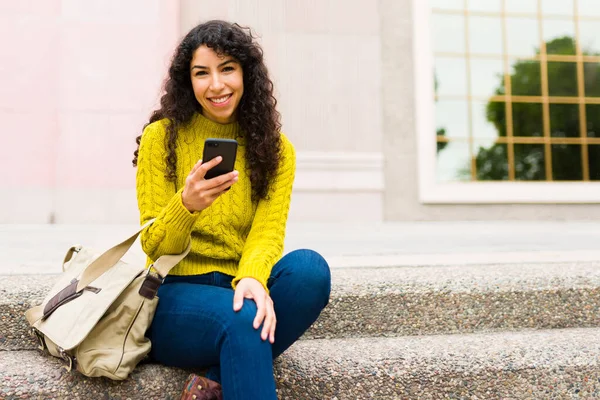 美しい若い女性のテキストメッセージとオンライン通信のためのモバイル技術を使用している間 彼女のスマートフォン上のソーシャルメディアを使用して — ストック写真