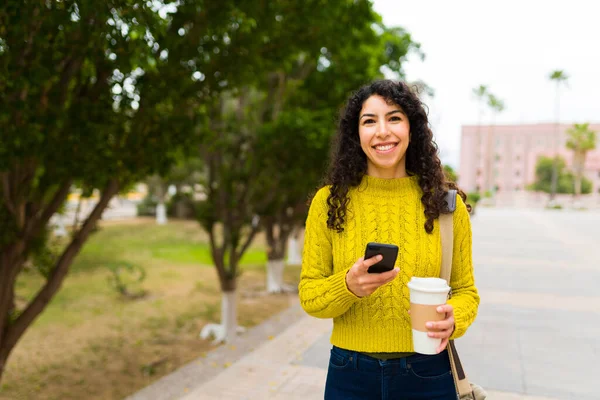 Attractive Woman Her 20S Looking Camera While Walking Her Commute — Stock Photo, Image