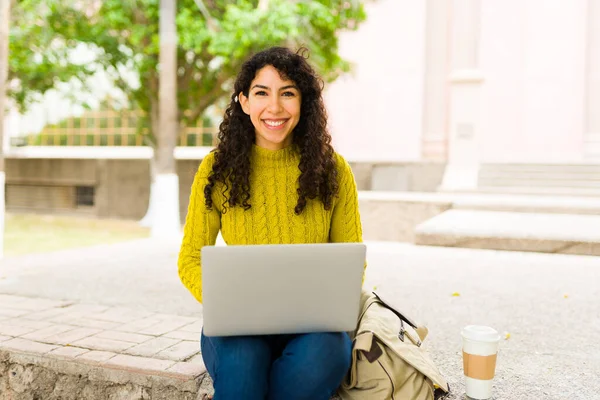 Cheerful Beautiful Woman Her 20S Smiling While Working Her Laptop — Stock Photo, Image