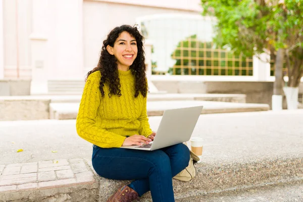 Mooie Gelukkige Vrouw Met Krullend Haar Glimlachen Werken Haar Laptop — Stockfoto