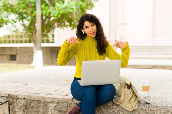 Attractive Young Woman Smiling Outdoors Pointing Her Laptop Looking Happy — Stock Photo, Image