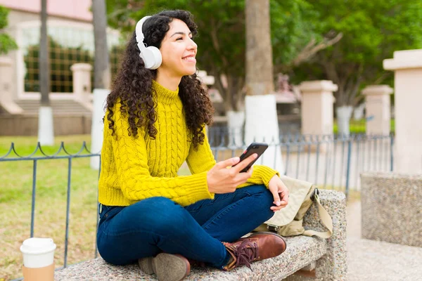 Mujer Hermosa Relajada Escuchando Música Feliz Con Auriculares Usando Teléfono —  Fotos de Stock