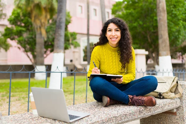 Красивая Молодая Женщина Улыбается Сидя Скамейке Парке Используя Ноутбук Ноутбук — стоковое фото